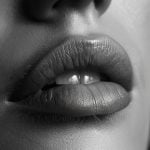 Gros plan sur des lèvres atteintes d'herpès labial illustrant les symptômes et le besoin de traitement